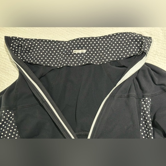 Lululemon: Women’s Half Zip-Up Long Sleeve Top- Size 8 (Older Version) - Picture 11 of 12